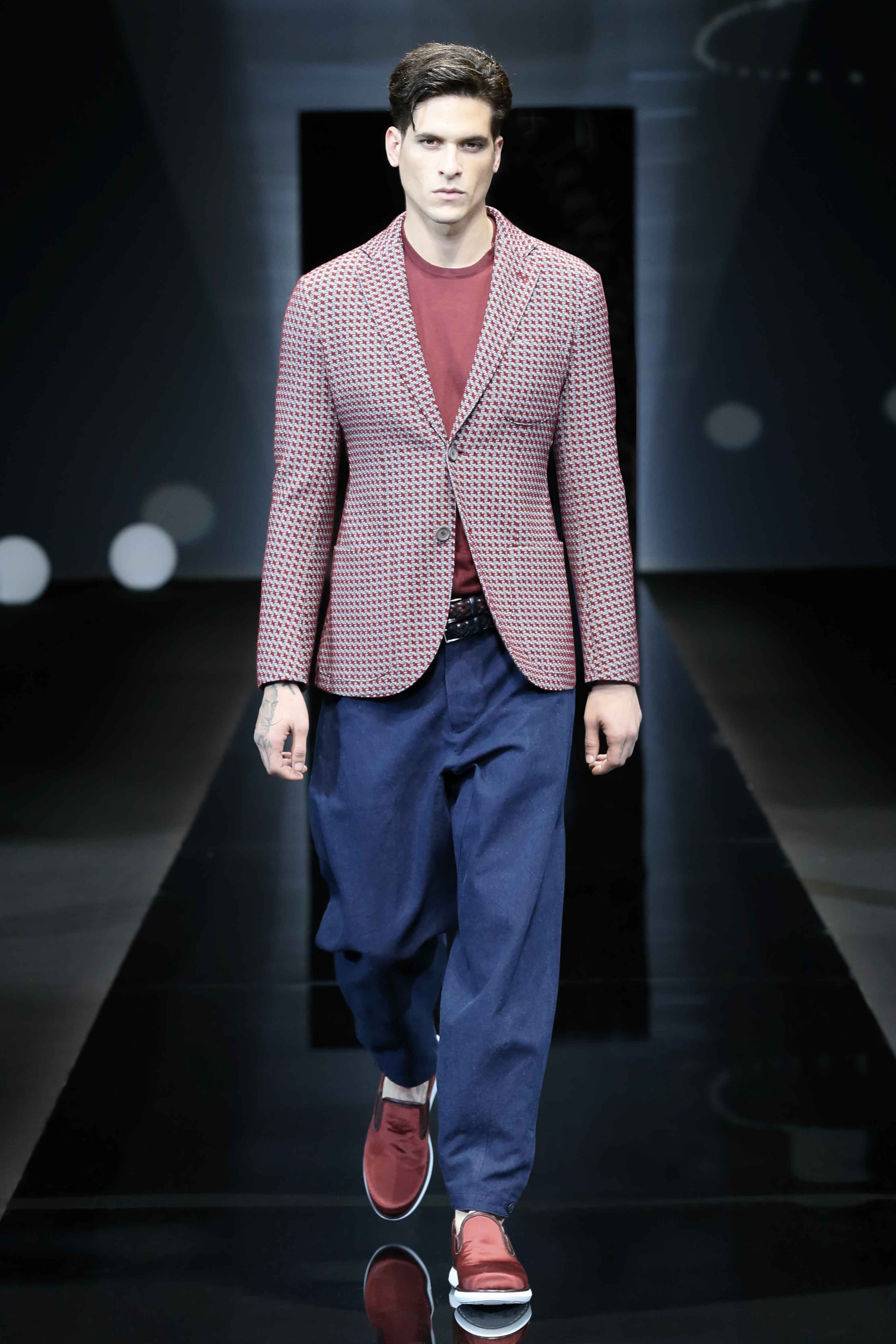 Для новой коллекции Джорджио Армани сочетание мешковатых штанов, яркого пиджака, футболки и сникеров – норма