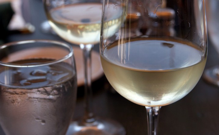 Белое вино поможет удалить пятно от красного