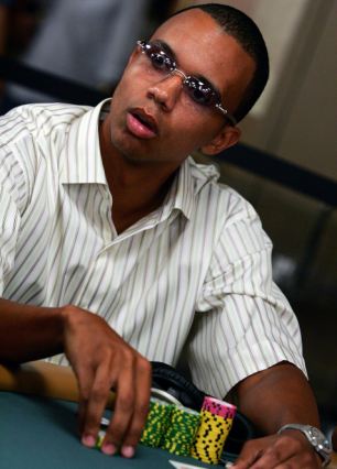 Легенда покера Фил Айви не пренбрегает темными очками 