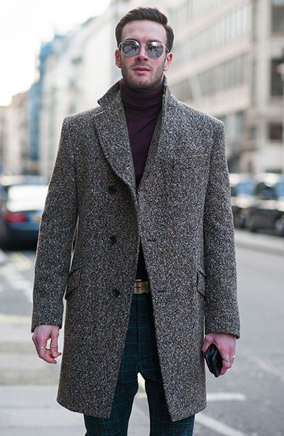 Фактурное серое пальто поверх свитера с высоким горлом. Неплохой кэжуал-вариант, особенно в сочетании с клетчатыми брюками