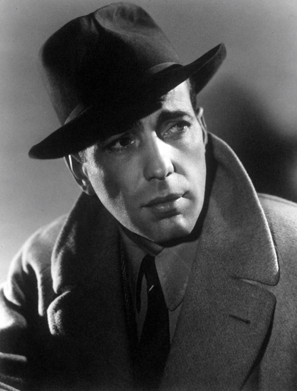 Хэмфри Богарт в фильме "Касабланка" выбирает классическую однотонную федору
