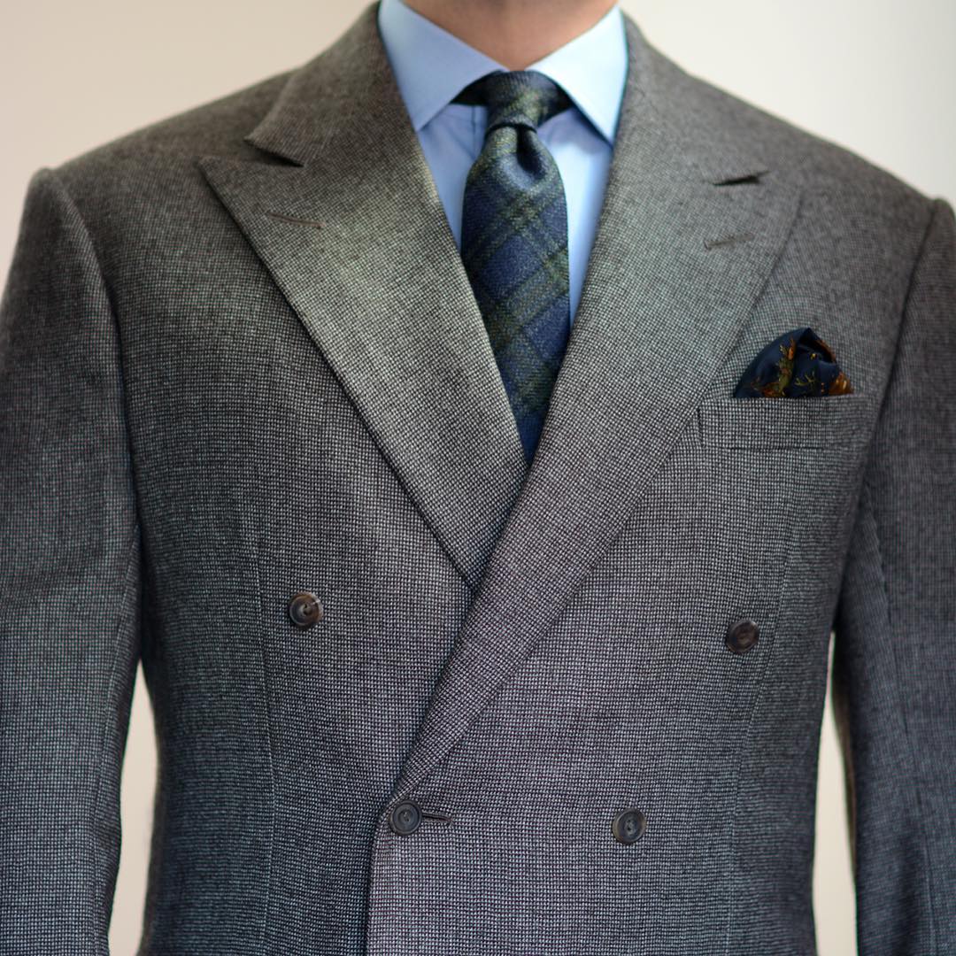 Двубортный серый костюм — абсолютное воплощение строгости, но и он «расцветает» при достойном подборе фактуры шерсти и деталей