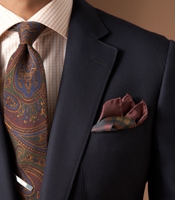 Узор галстука задействует те же цвета, что и на рубашке