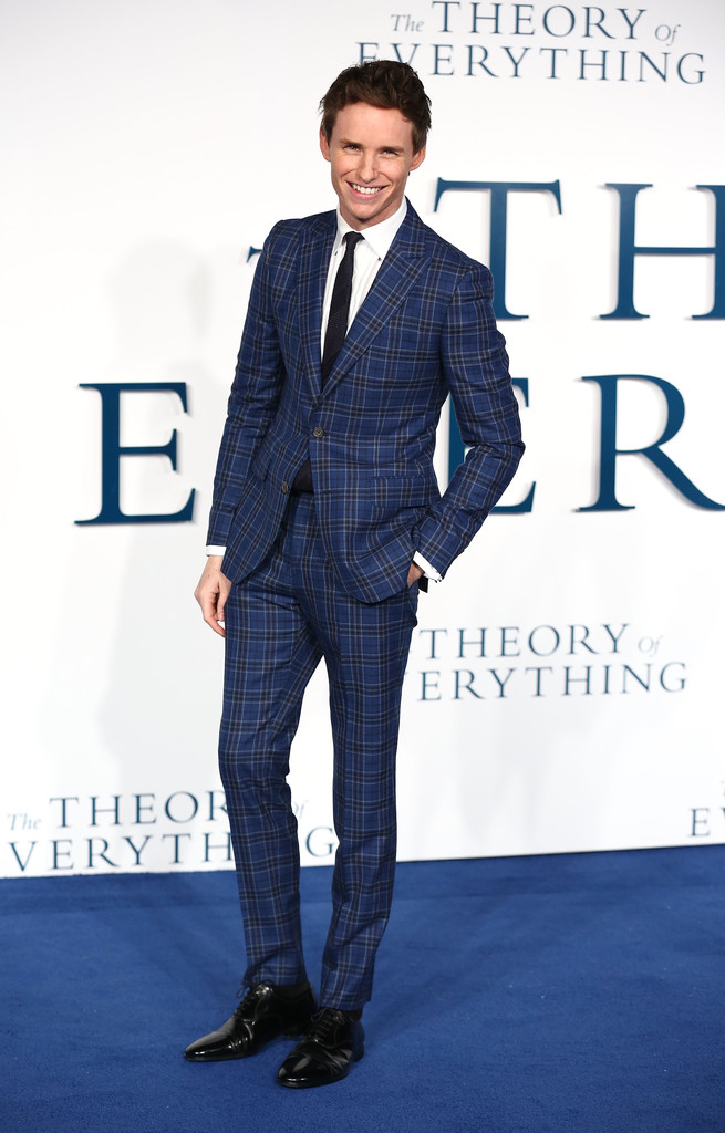 Актёр Эдди Редмэйн высокий и худой и прекрасно выглядит, подбирая клетчатые костюмы с врождённой британской элегантностью.